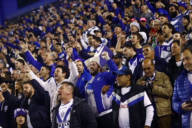 cover Velez fans violently attack club&#8217;s players at gunpoint