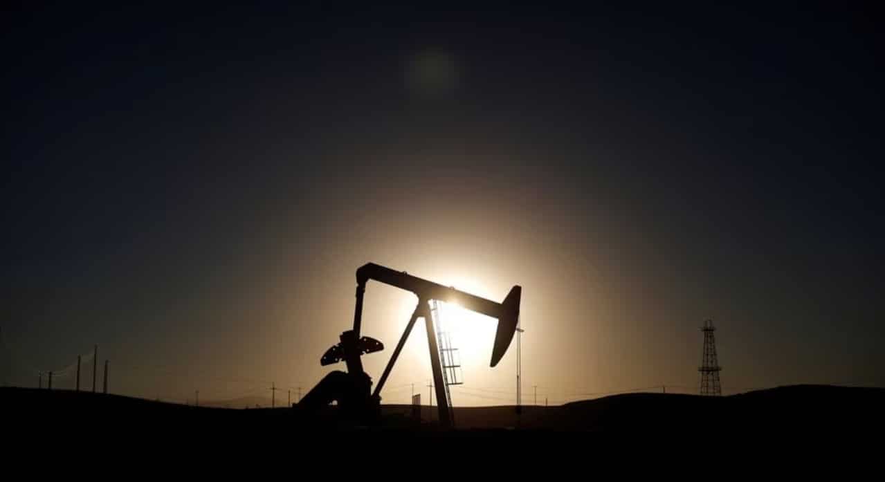 image Oil prices head for fourth straight week of declines as supply grows
