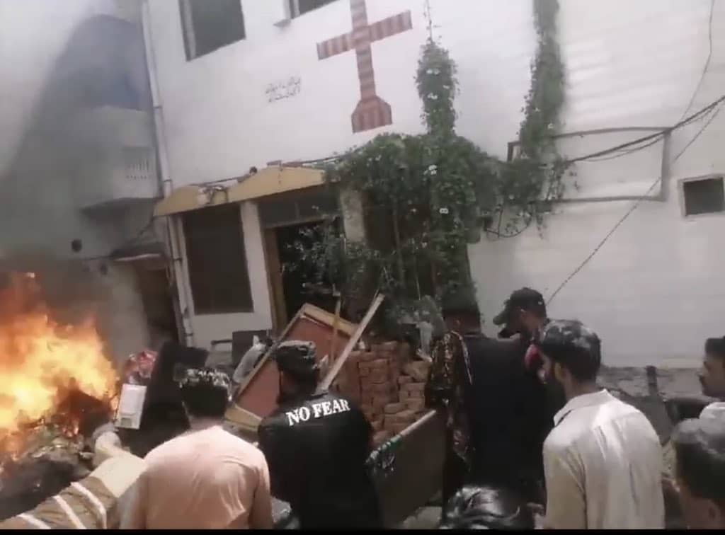 image Pakistan crowd vandalises churches, torches homes after two accused of blasphemy