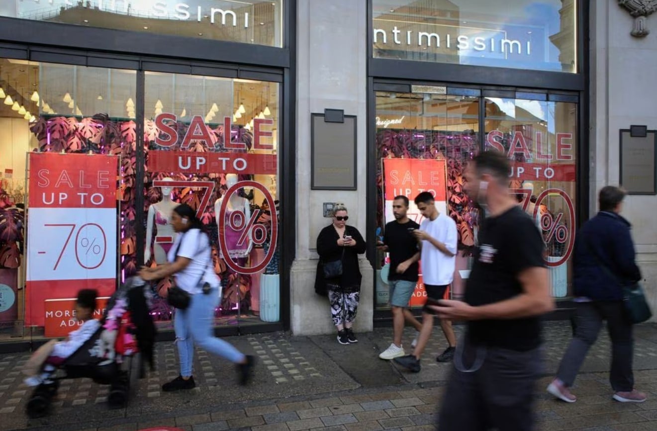 image Lower inflation boosts UK consumer mood