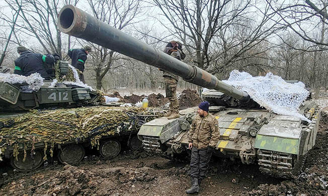 image Russian forces destroy first British-supplied Challenger 2 tank in Ukraine