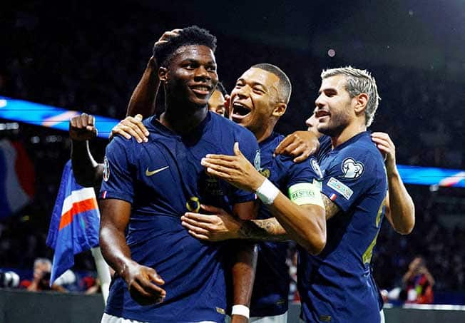 cover France maintain perfect record with Ireland win, Early Dutch blitz sinks Greece