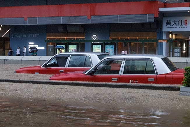 cover Hong Kong, Shenzhen deluged by heaviest rain on record