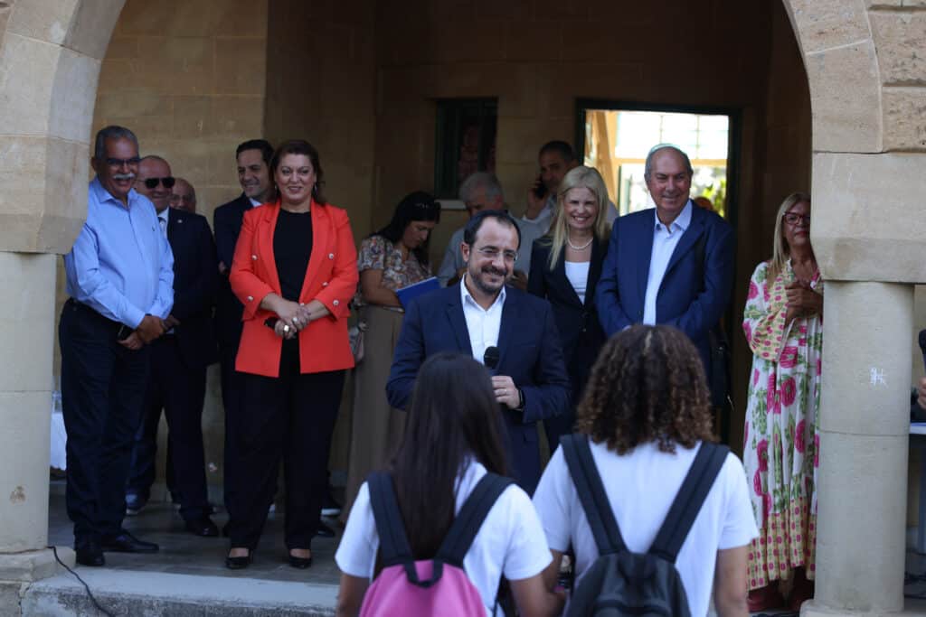 Christodoulides, accompanied by the Minister of Education, Athina Michaelidou, visits the Acropolis Gymnasium