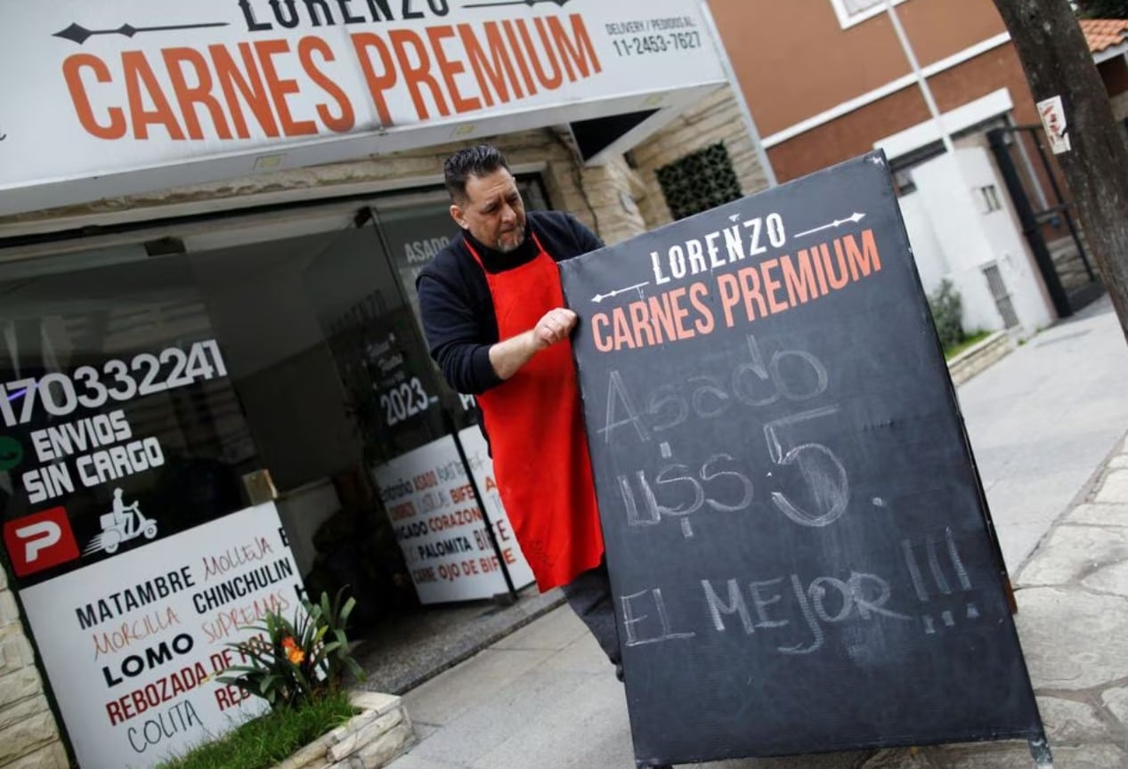 image Argentina, in dollar love affair, agonizes over divorcing the peso