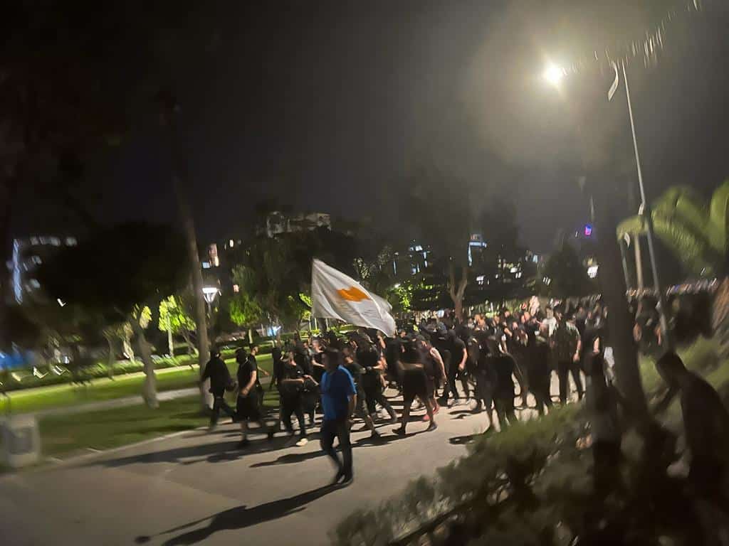 image Limassol anti-migrant protest turns violent, police arrest 7 (photos and video) (update 2)