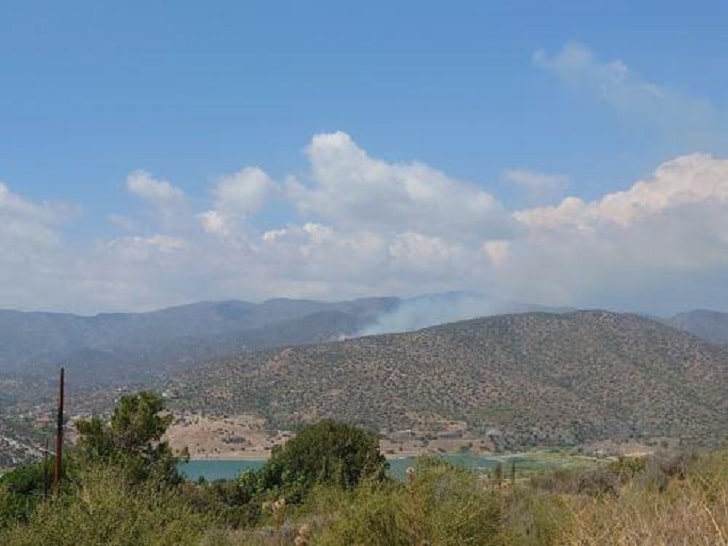 Fire raging in Akrounda close to state forest