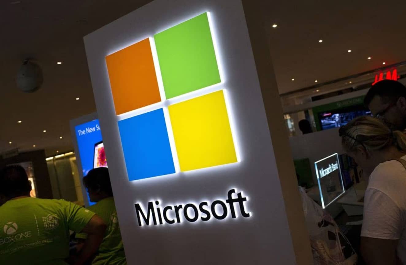 image Microsoft in talks to sign on Amazon as customer in $1 bln cloud tools deal
