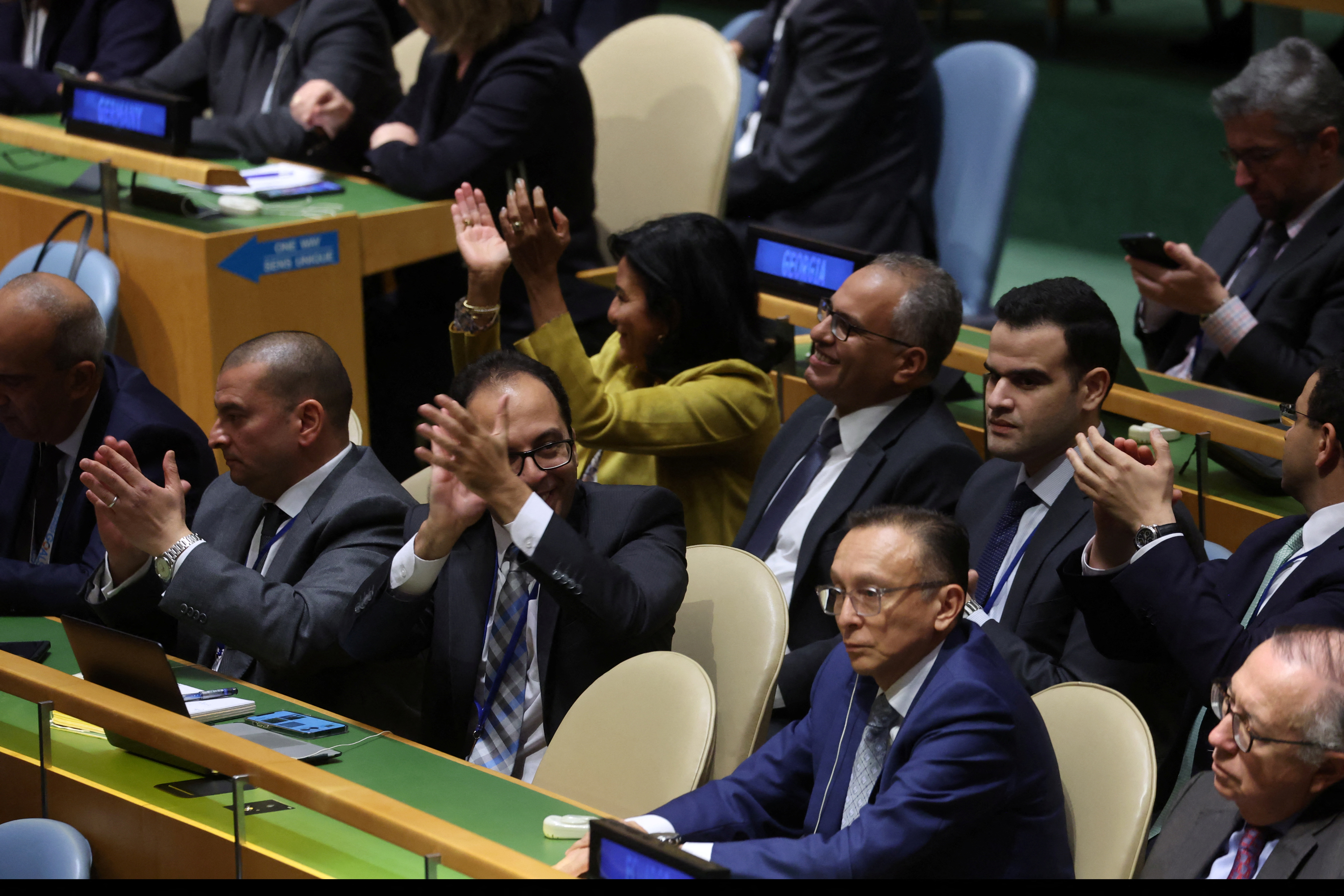 cover UN overwhelmingly calls for aid truce between Israel and Hamas