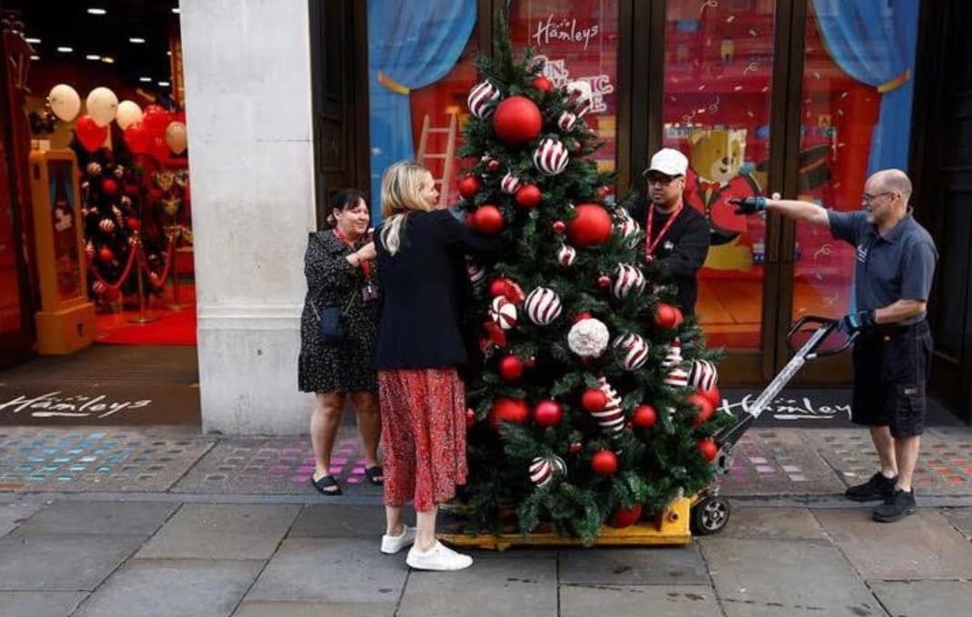 image Three in 10 Britons to spend less in festive period