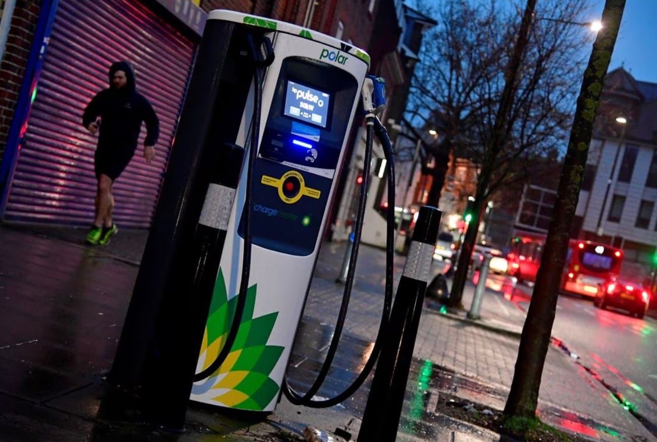 image BP shares slump as Q3 profit misses forecast on weak gas
