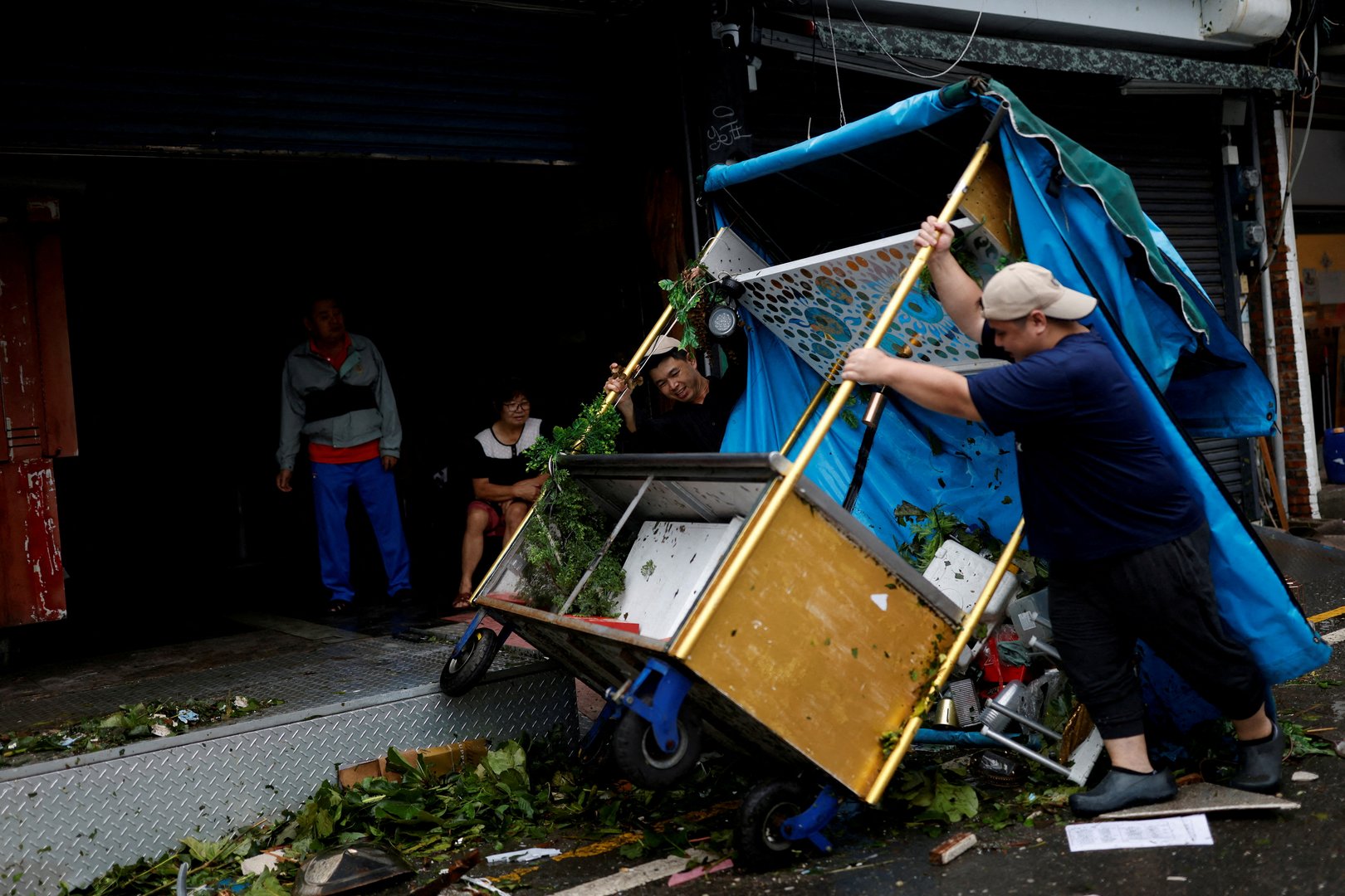 image Typhoon Koinu turns south off China&#8217;s coast, headed for Hainan