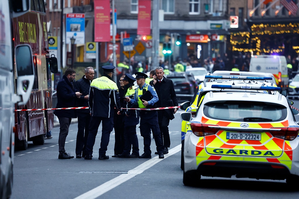 image Riots erupt in Dublin in anti-immigrant protests, five people injured, including 3 children