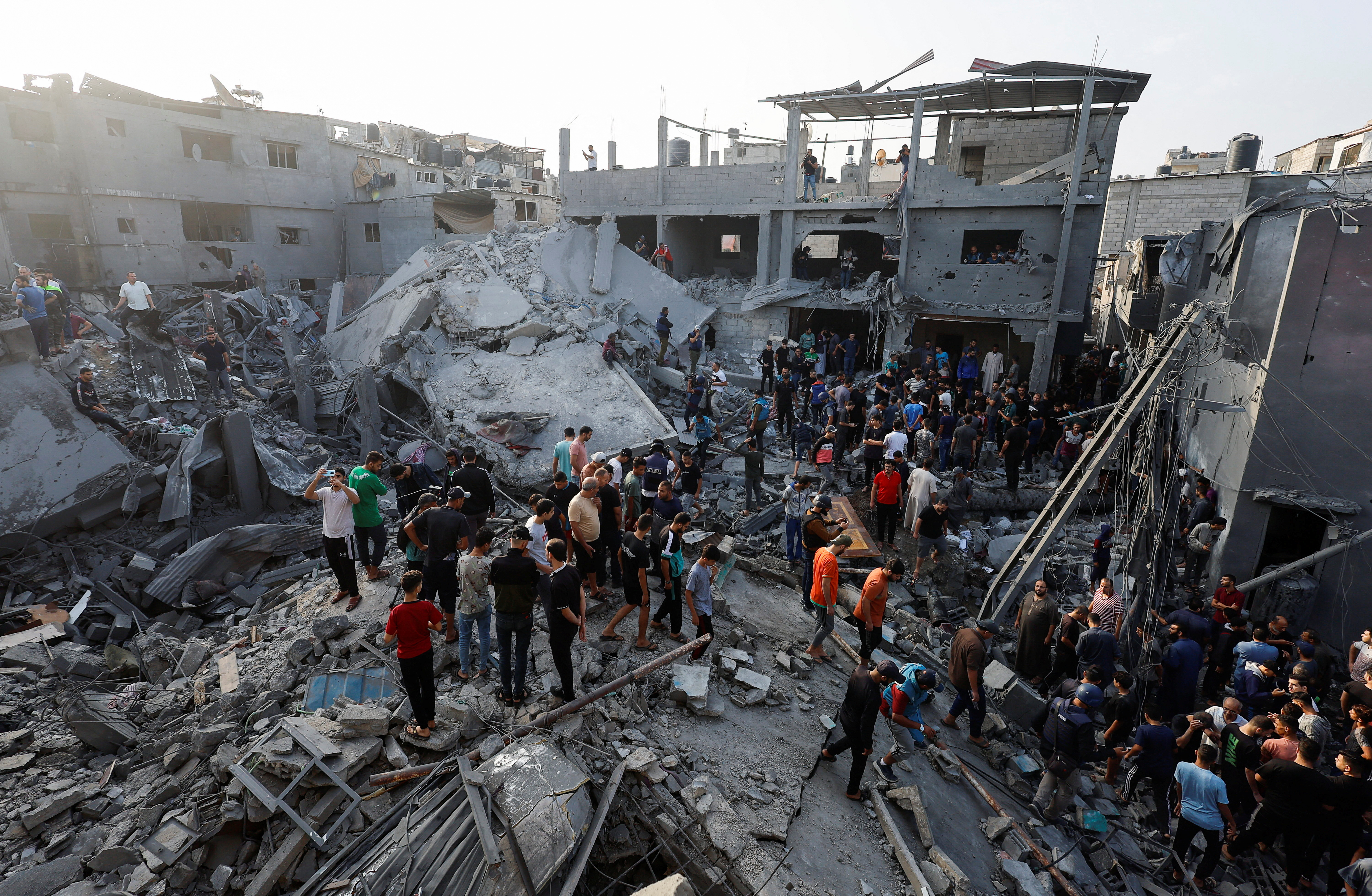 image Gaza evacuations suspended; Palestinian president presses US to secure Gaza ceasefire (update 3)