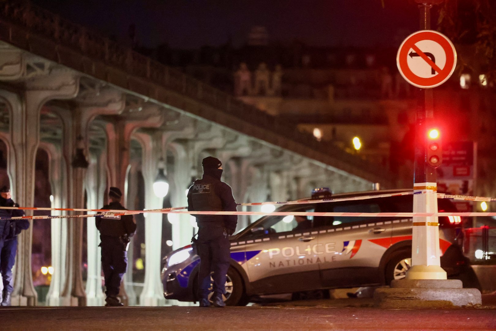 image One dead, two injured after man attacks tourists near Paris&#8217; Eiffel Tower (update)