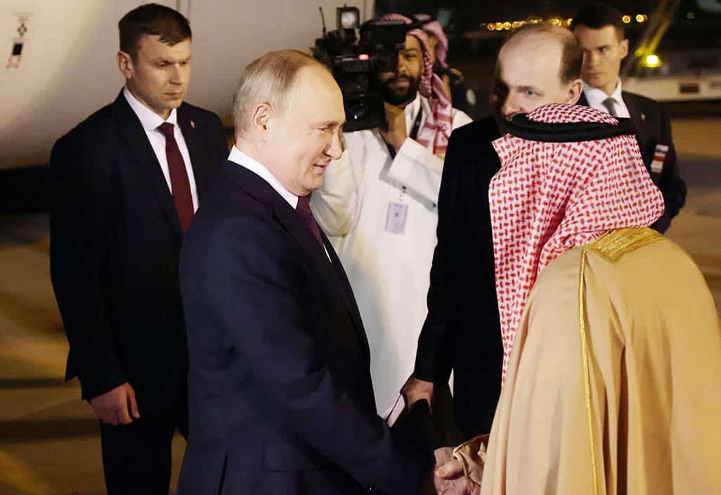 image Putin meets Saudi crown prince in whirlwind Gulf visit
