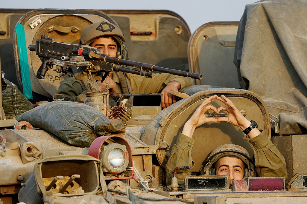 image Israeli tanks advance deeper into Gaza districts, 12 weeks into war