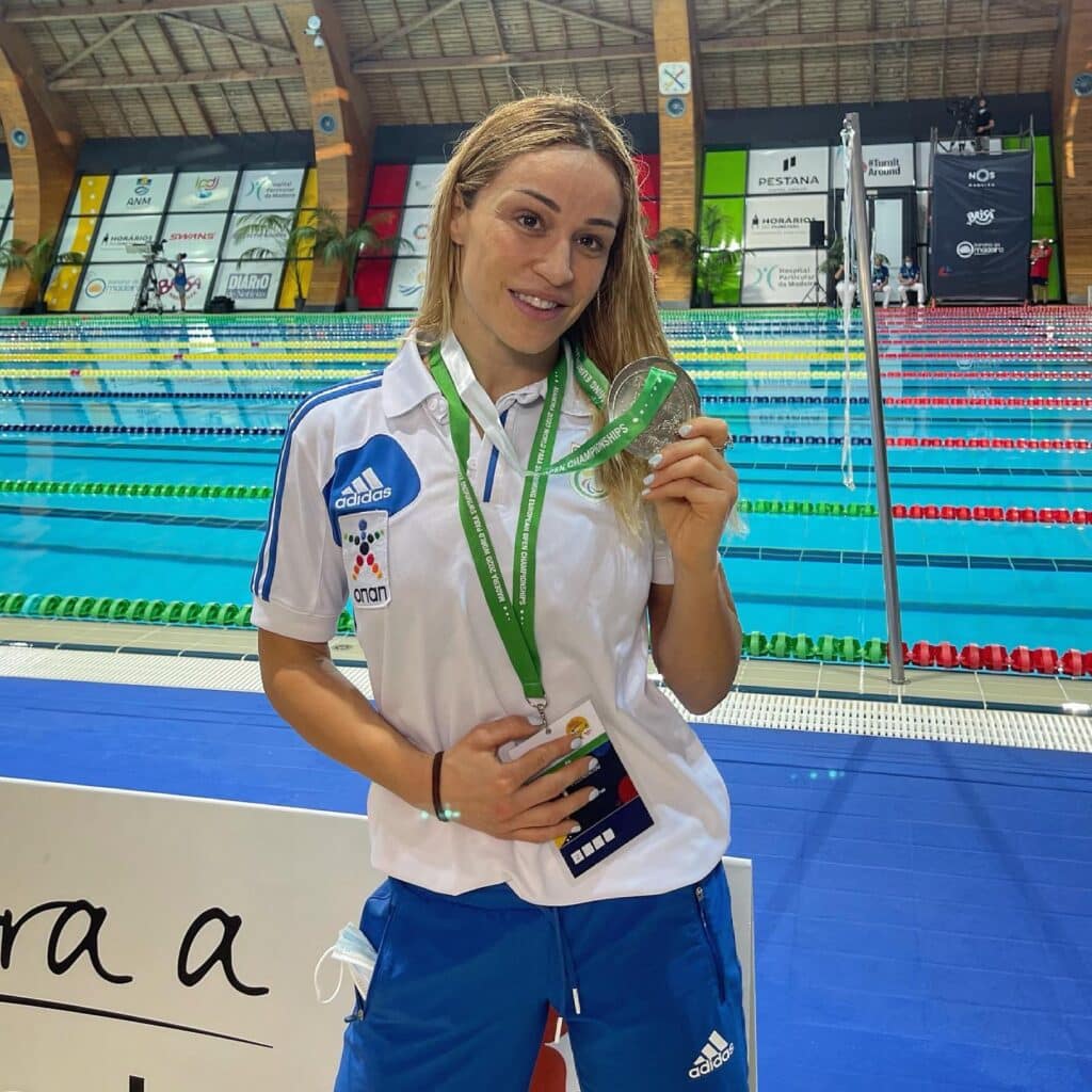 karolina pelendritou holding her silver medal from ipc swimming european championship at madeira 2021