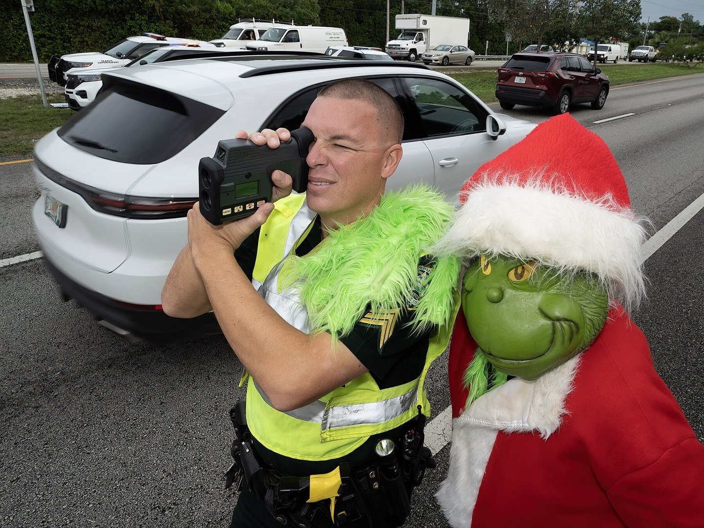 image Officer Grinch gives speeding drivers in Florida a choice: a fine or an onion