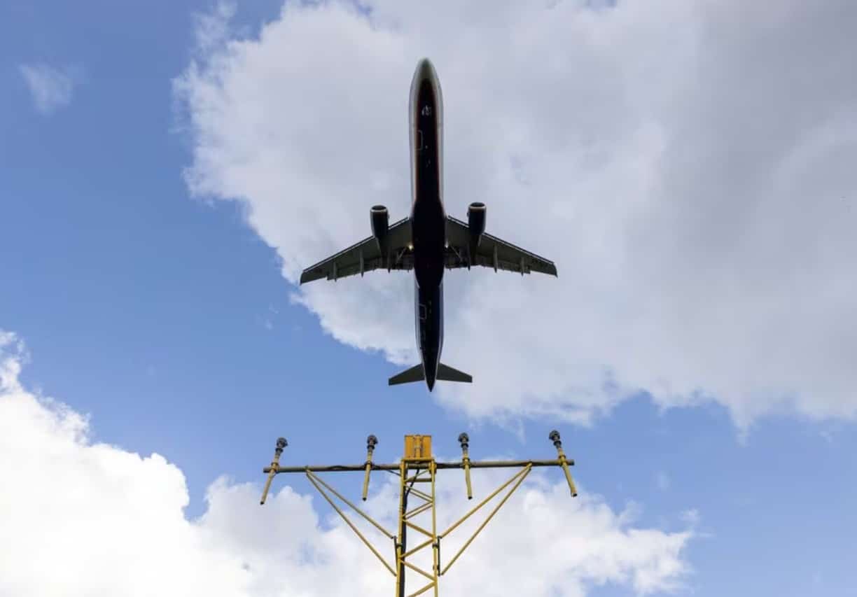 An Aeroflot passenger plane descends before landing at the Sheremetyevo international airport outside Moscow, Russia, August 23, 2023. REUTERS/Maxim Shemetov/File Photo