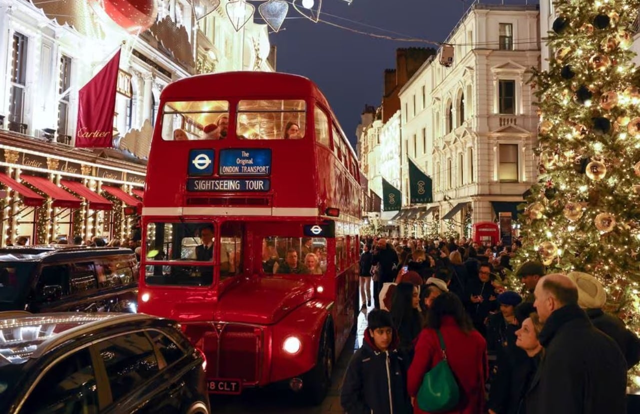 image UK retail sales slump points to new risk of recession