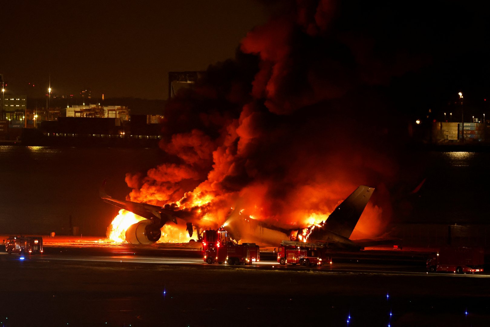 image Passengers evacuated from Japan Airlines plane on fire at Tokyo airport (updated)