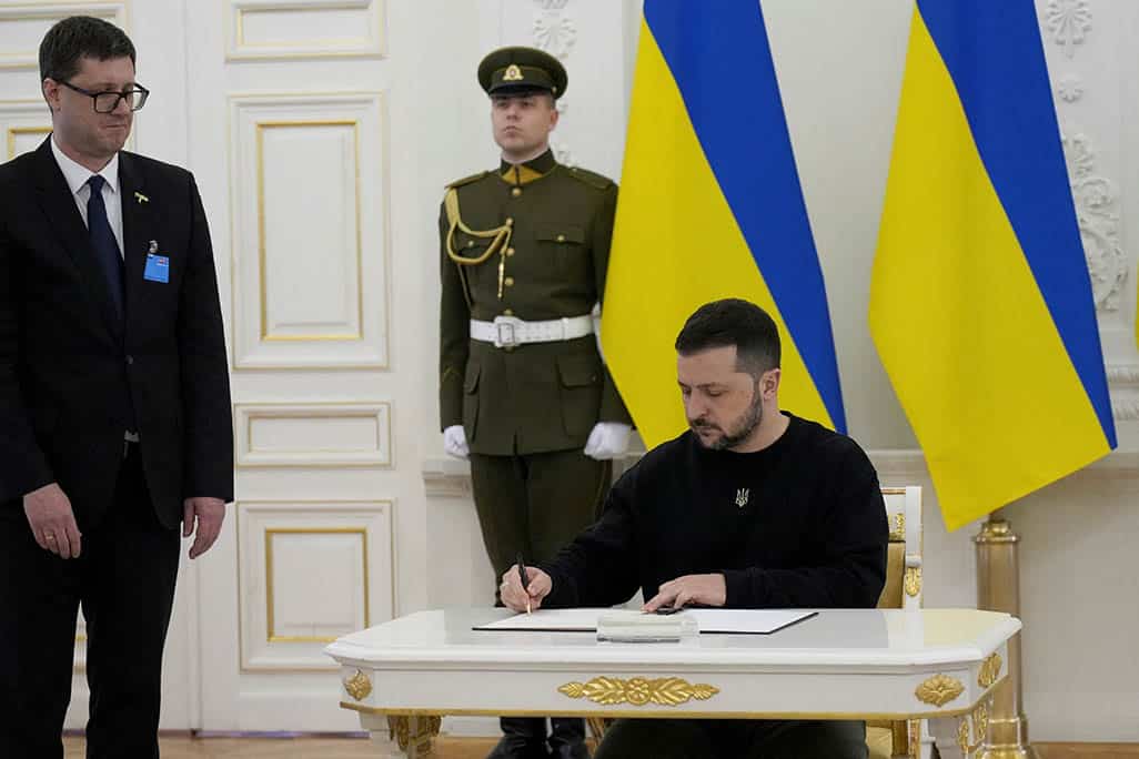 image Ukraine&#8217;s president denies facing pressure from allies to stop war
