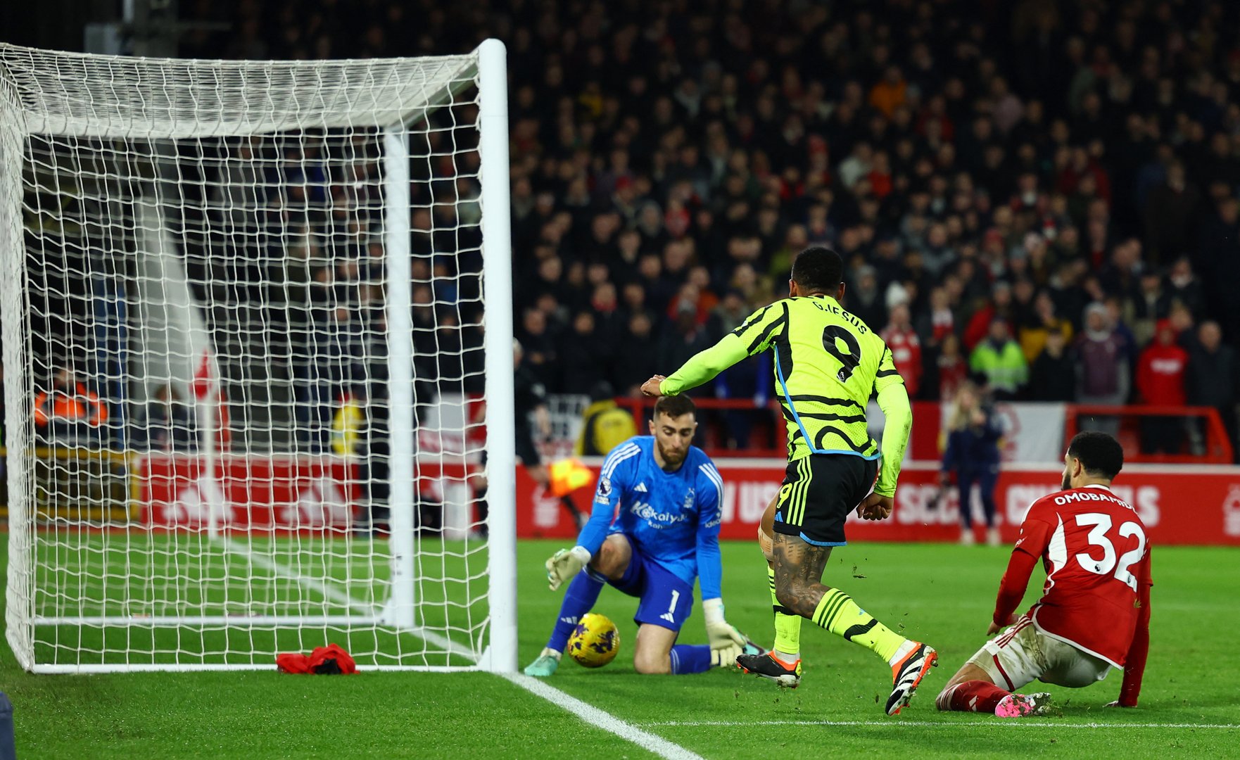 image Arsenal put pressure on Liverpool, Luton thrash Brighton, Villa lose