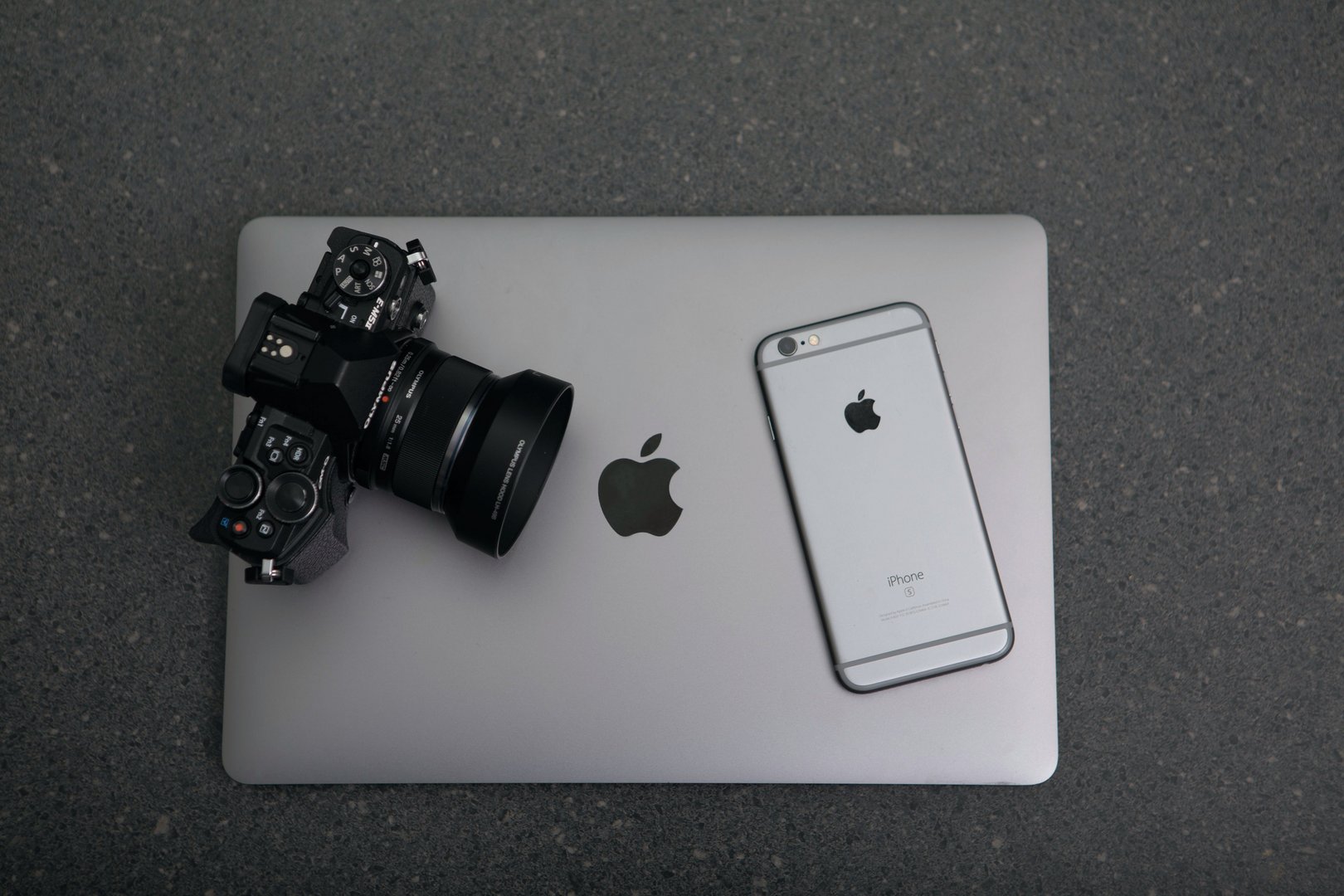 image Apple overtakes Samsung as top seller of smartphones