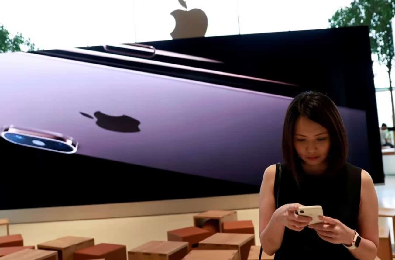 image Apple hits seven-week low after Barclays downgrade on demand concerns