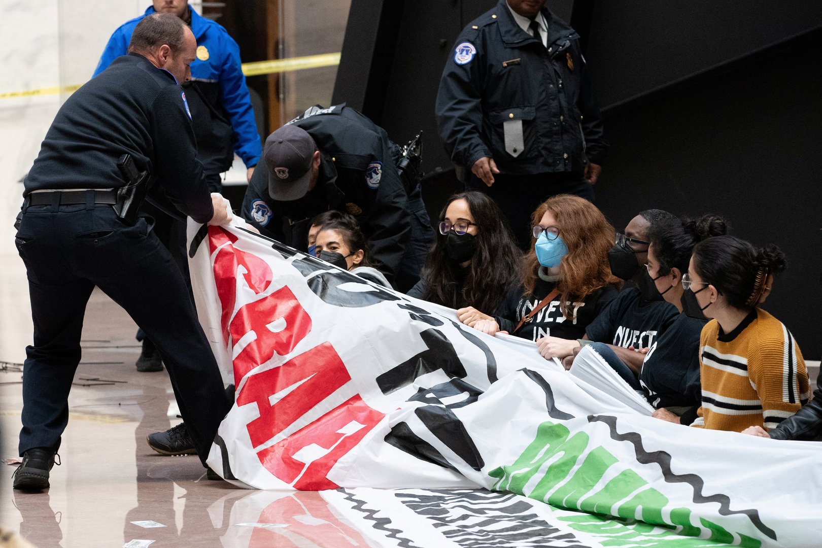 cover Hundreds of Pro-Palestinian protesters arrested after blocking NYC bridges, tunnel