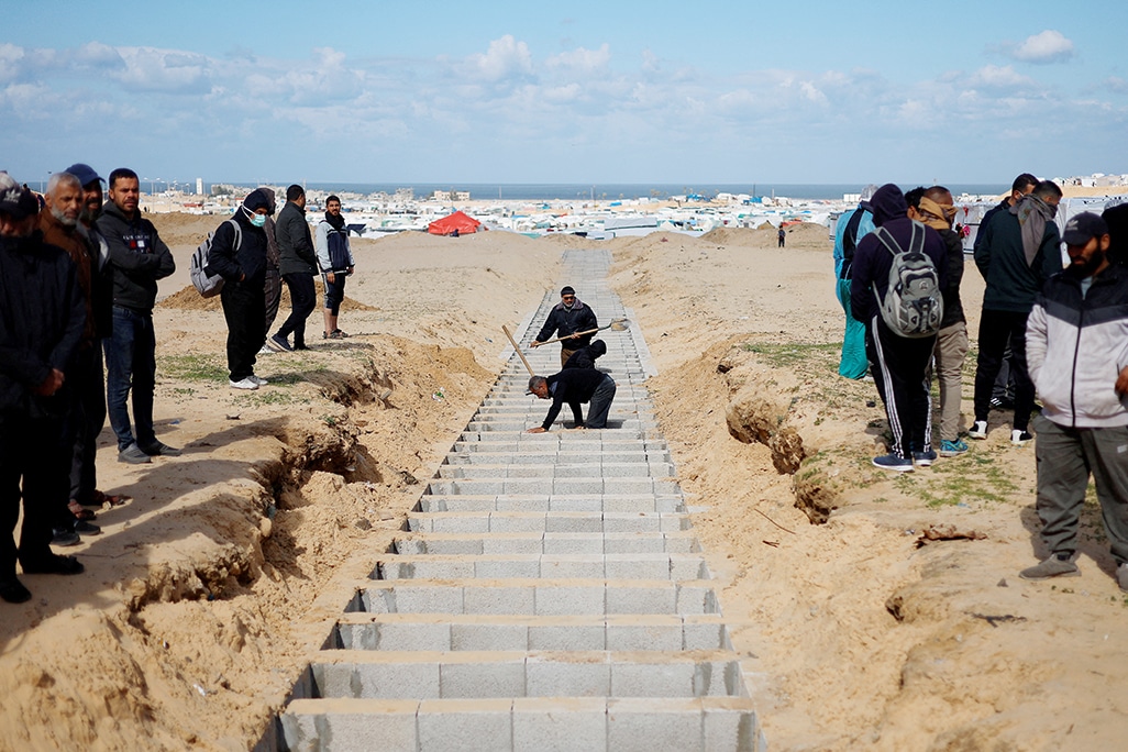 image Backs to the wall, Gazans fear Israeli assault on last refuge