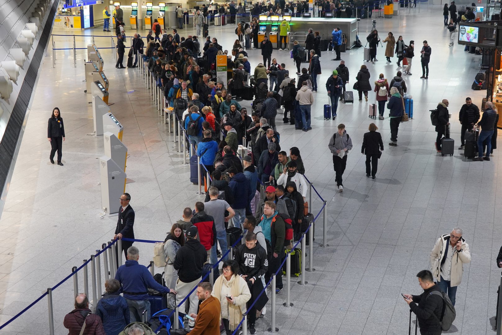 image Misery for German commuters as bus and tram stations at a standstill