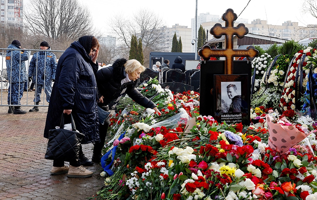 image Russians lay flowers at Navalny&#8217;s grave
