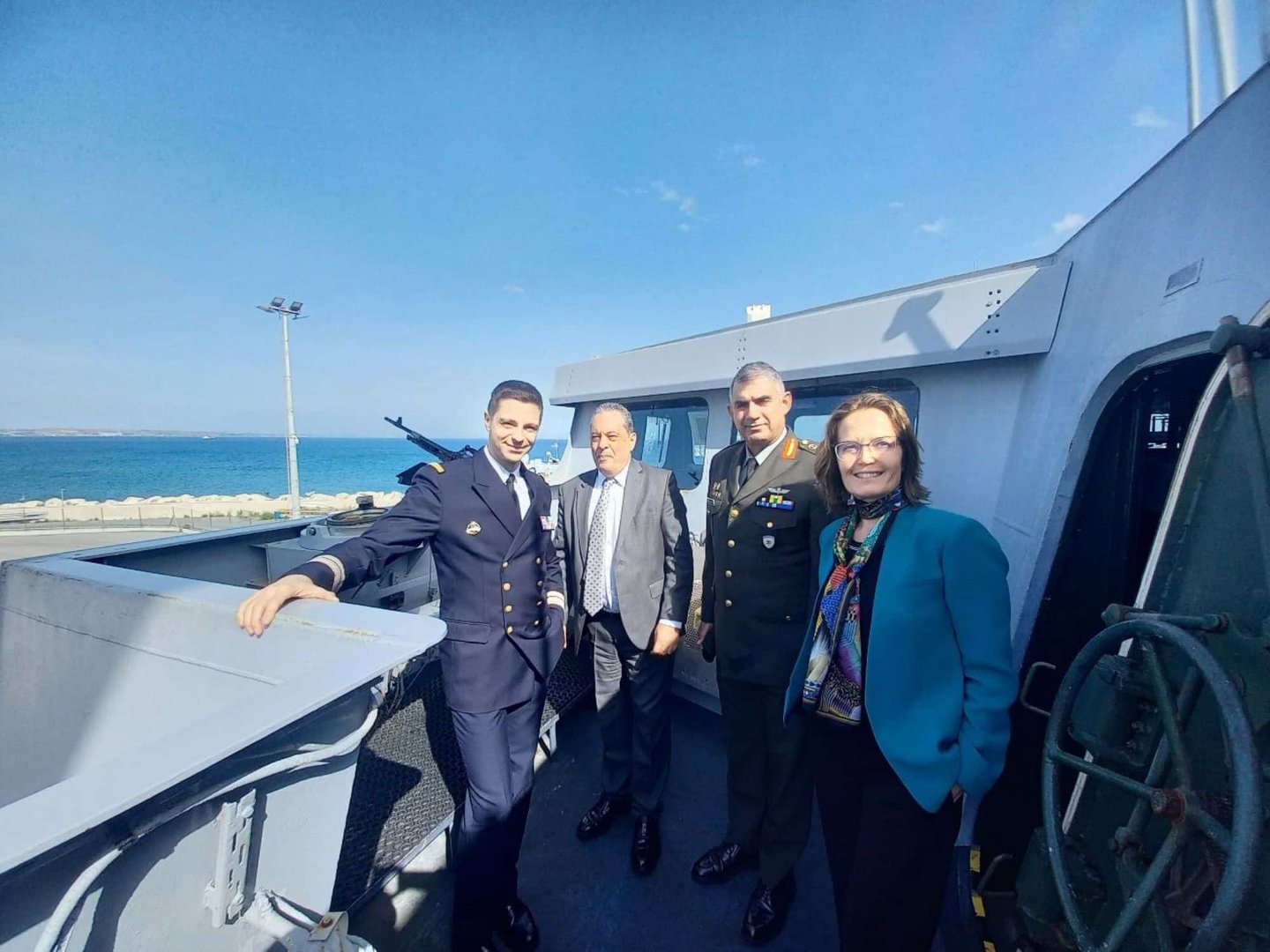 image Defence minister visits French frigate
