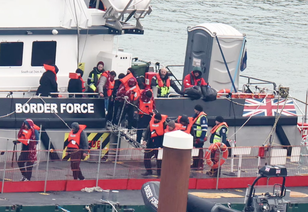 image Migrant crossings to UK hit new record, heaping pressure on Sunak