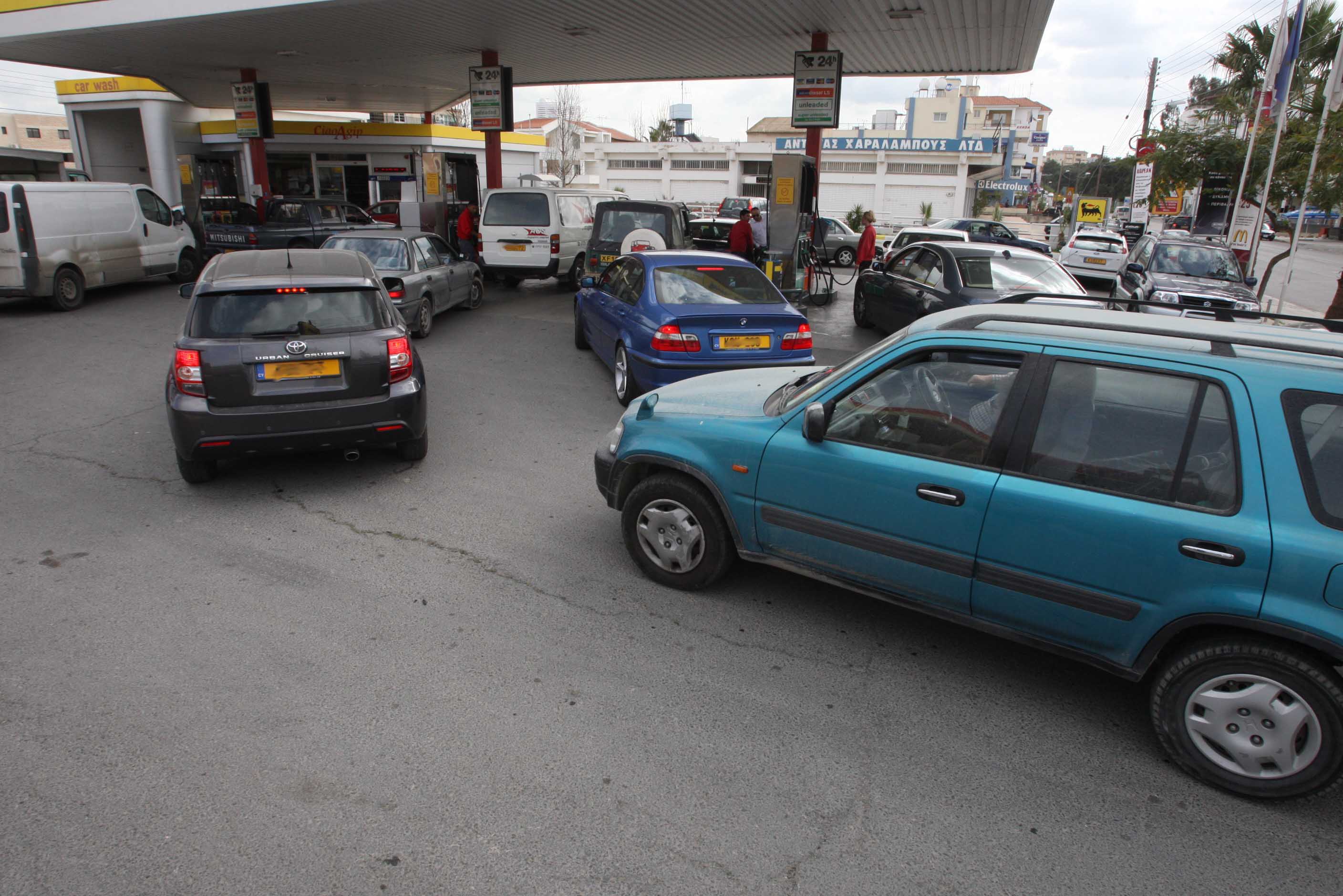 image Petrol stations packed as motorists beat price hike
