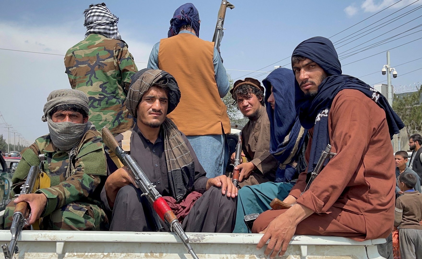 image Taliban says it hit back at Pakistan military after air strikes in Afghanistan kill 8