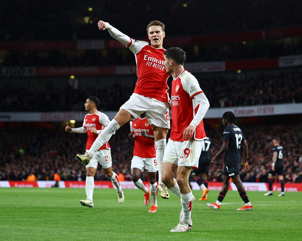 image Wins for Arsenal and Man City in title race