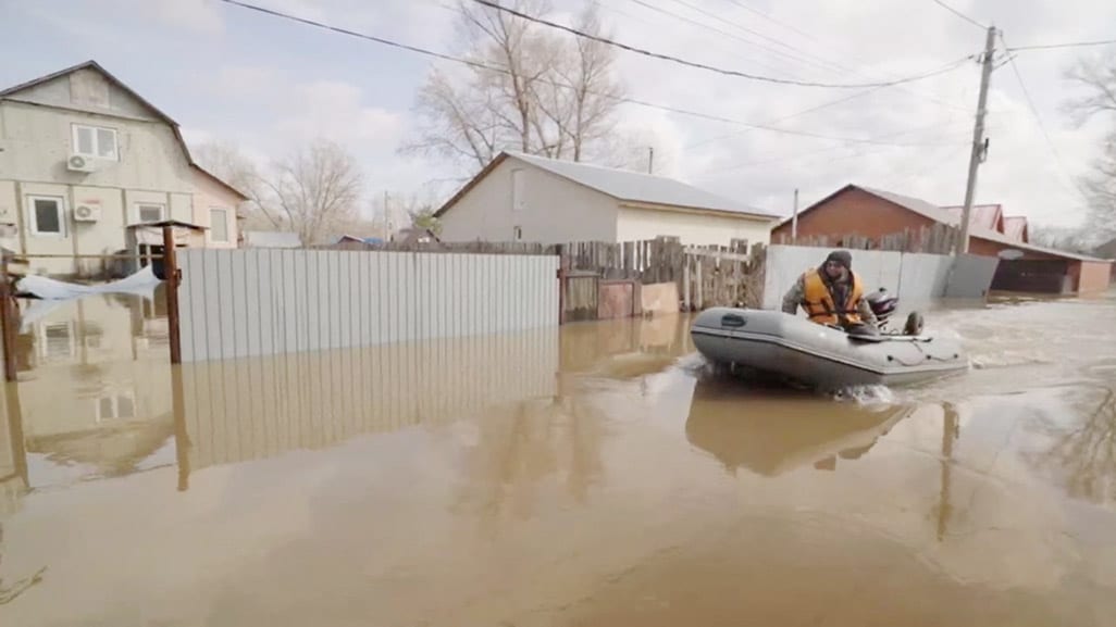 image Russia, Kazakhstan evacuate over 100,000 people amid worst flooding in decades