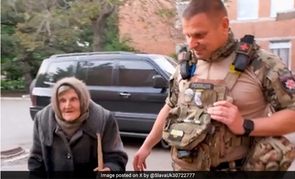 image 98-year-old Ukraine woman walks 10 km under shelling to escape Russians