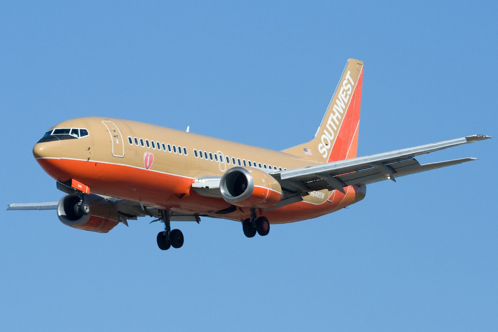 image Boeing 737-800 loses engine cover during takeoff, prompts FAA investigation