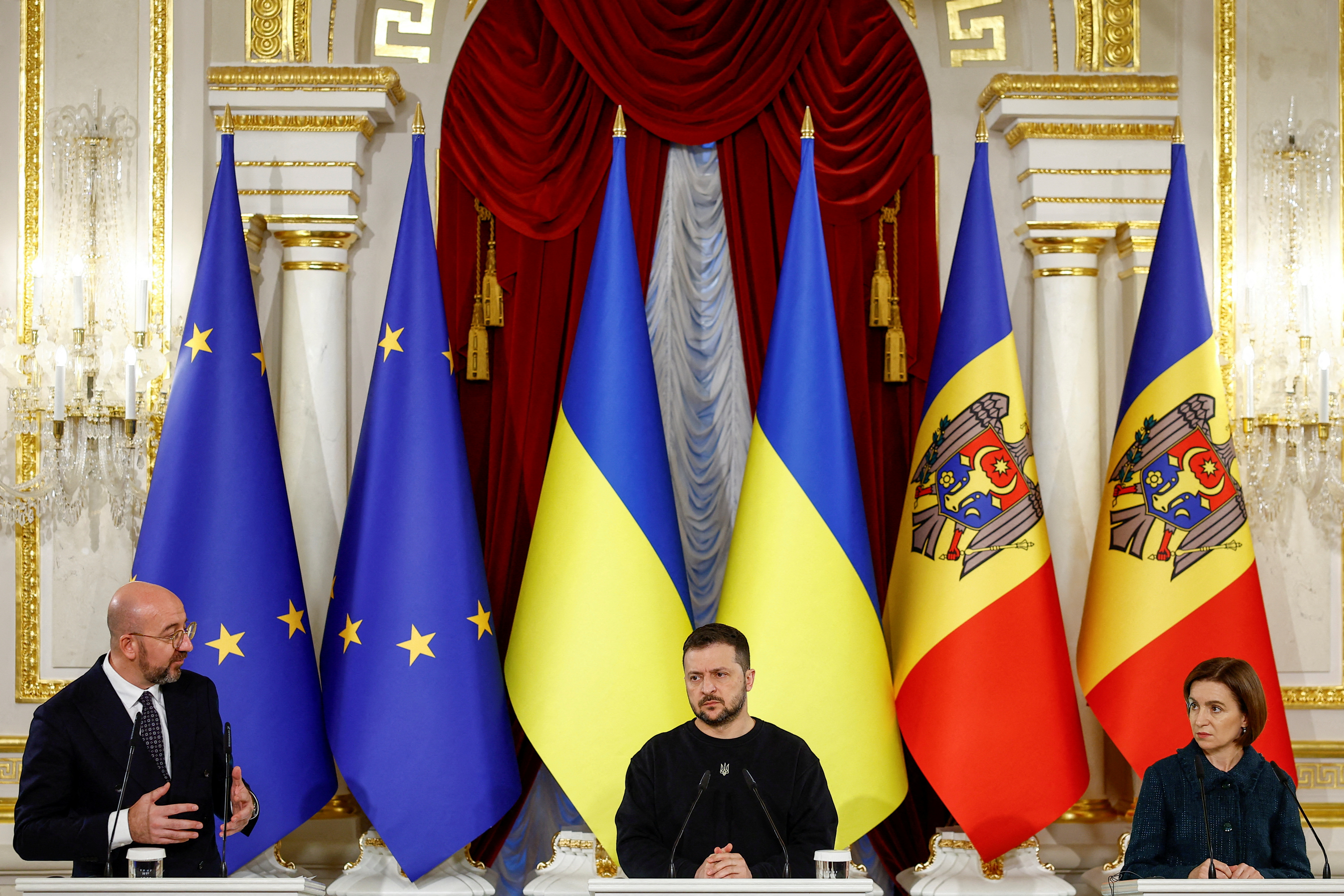 image Moldovan parliament votes to hold EU referendum, presidential election on Oct. 20