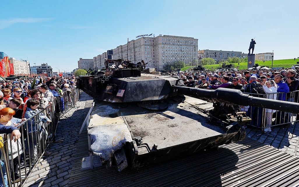 image Russians throng to display of Western &#8216;trophy&#8217; tanks captured in Ukraine
