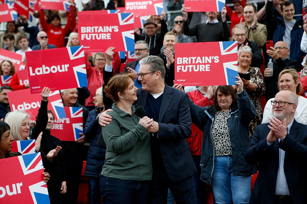 image Labour holds 30-point poll lead over Conservatives
