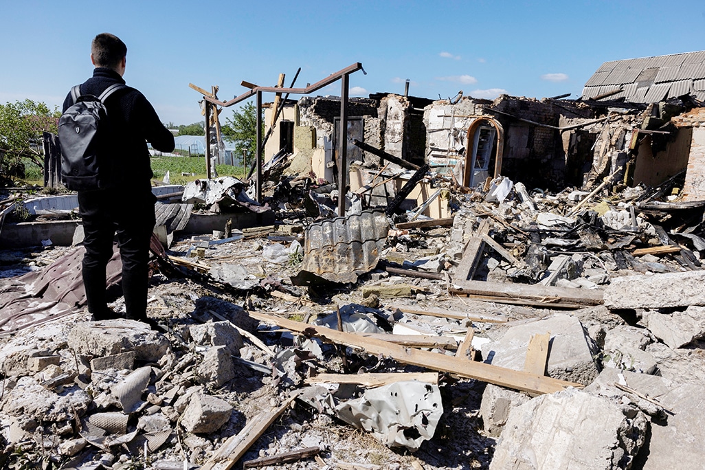 image Ukraine musters help to shield and rebuild shattered cities