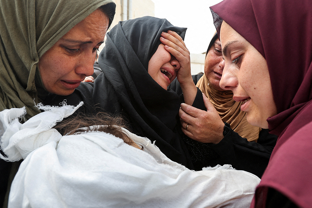 cover Israeli forces kill dozens of Palestinians as they push deeper into Gaza