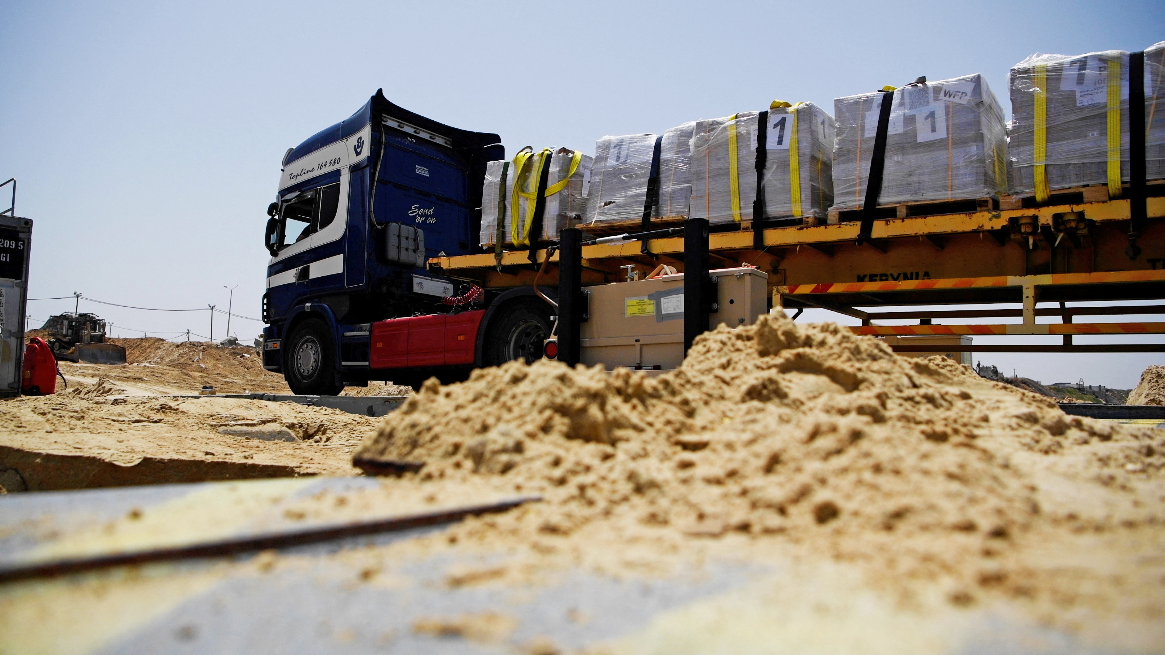 image Gaza humanitarian aid halted after weather damages US military pier
