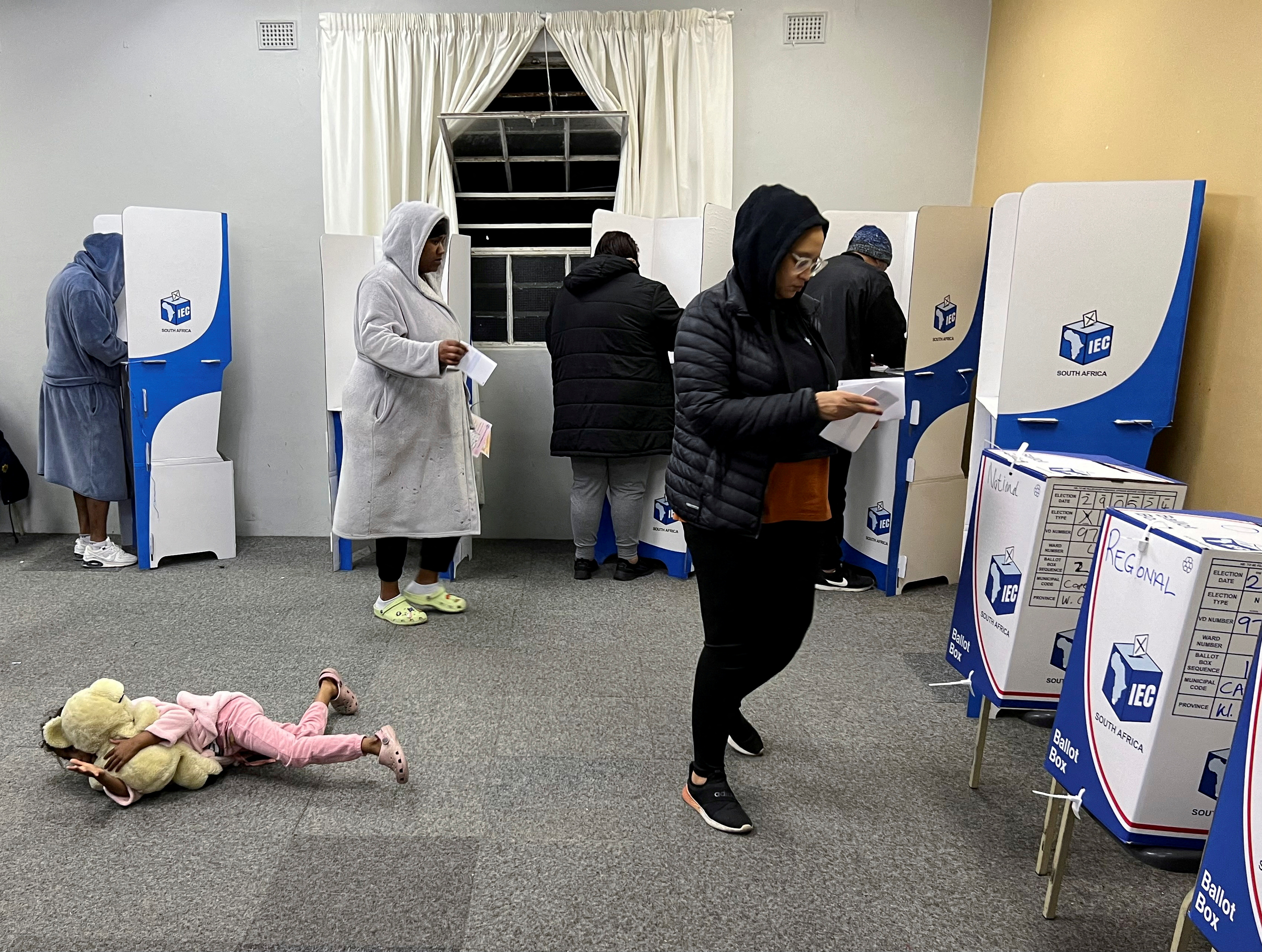 image Early results in South Africa&#8217;s election show ANC losing majority