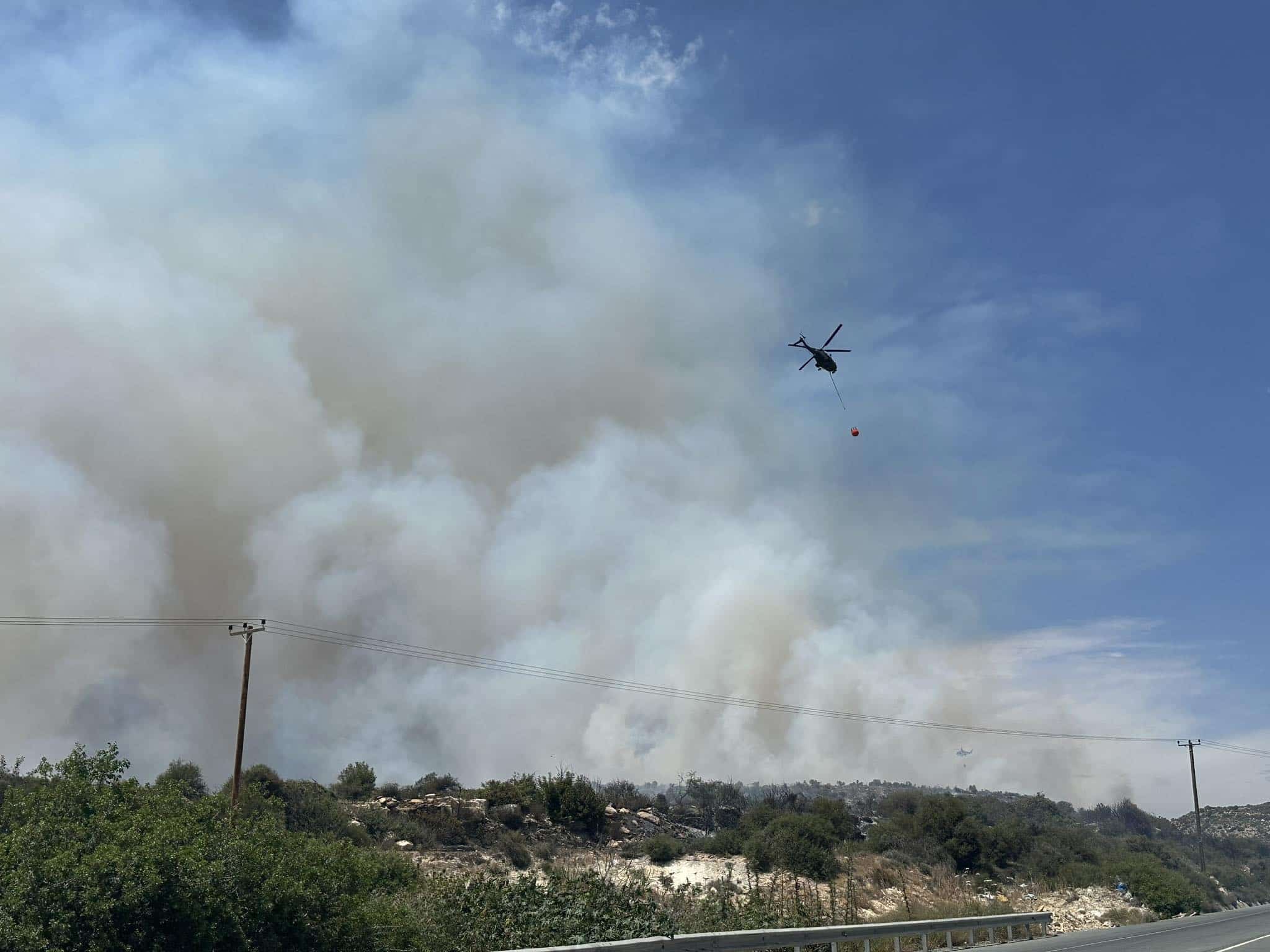 Firefighters battle blaze near Anogyra (Pics)